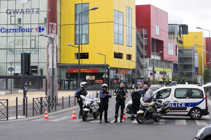 18 заложници освободени в магазин край Париж