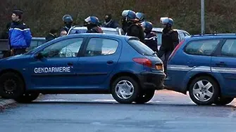 Бандити взеха 10 заложници в магазин край Париж