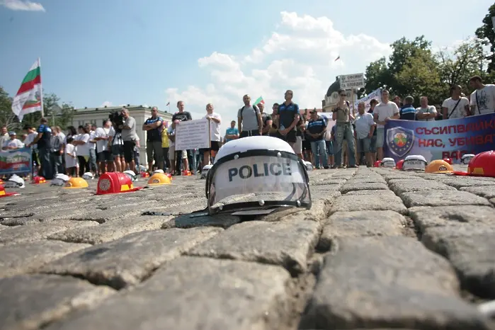 Полицаите започват протести - засега от Варна