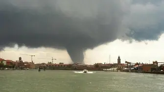 Торнадо порази Венеция (видео)