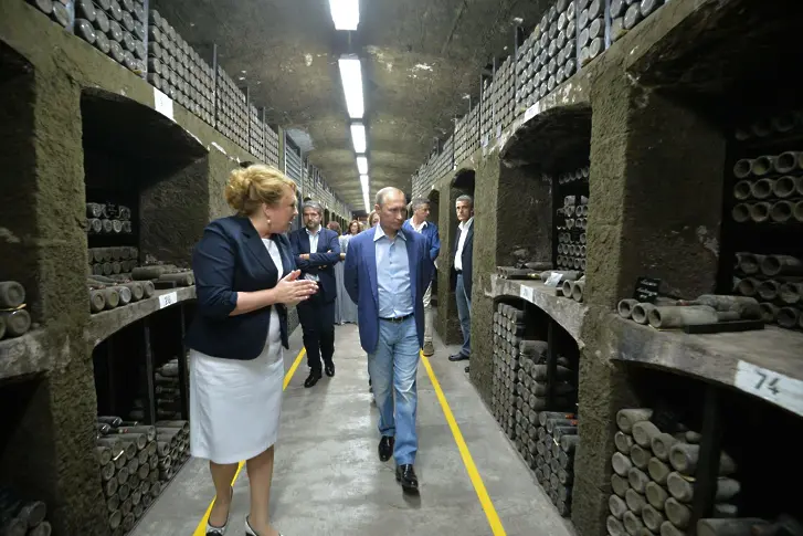 Киев обвинява шефка на винарна, черпила Путин и Берлускони