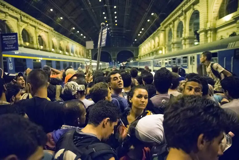 Будапеща затвори международна гара заради бежанци (ВИДЕО)