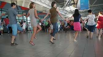 Флашмоб с хоро посрещна пътниците на Терминал 2