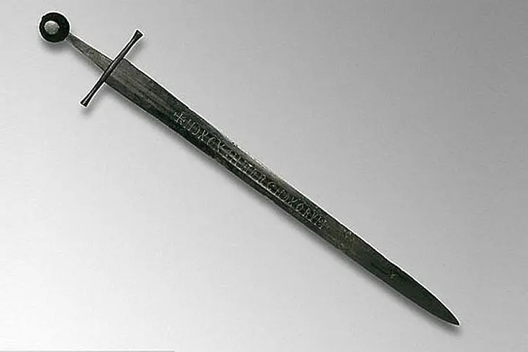 Средновековен меч носи скрито послание, търсят някой да го разчете