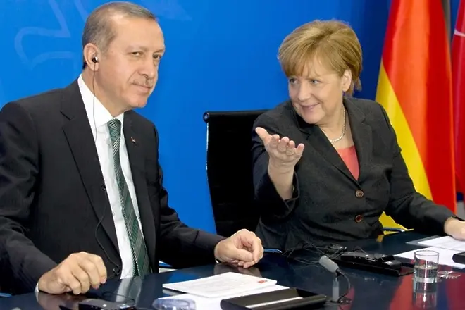 Меркел и Ердоган бистрят по телефона бежанската криза