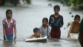 Тайфун удари с 210 км. в час Филипините
