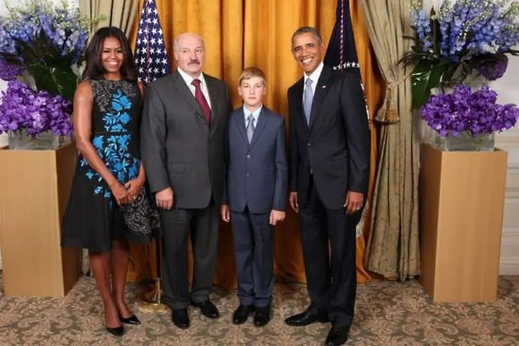 Защо Лукашенко води навсякъде 11-годишния си син