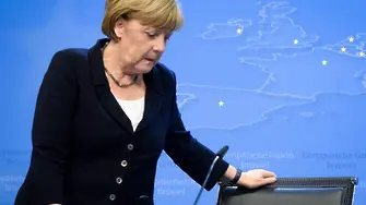 Меркел се чуди как да оцелее, Путин потрива ръце