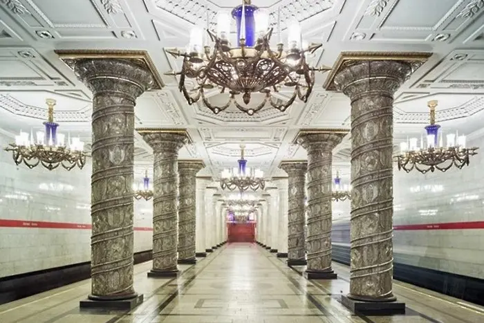 Разходка из безлюдното метро на Русия (снимки)