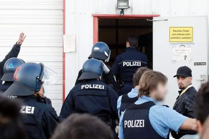 Бежанци се биха жестоко със сопи в Германия