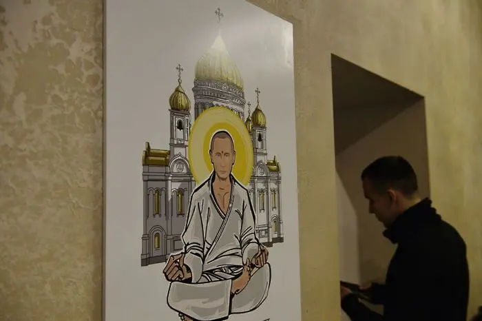 За ЧРД на Путин: песни, мантри, портрет с гърда и малко... ракетни удари