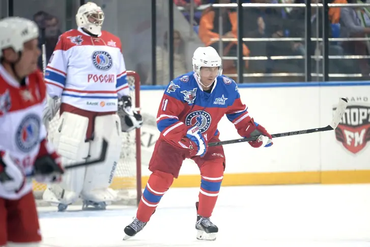 Путин вкара 7 гола в хокеен мач на рождения си ден (снимки)