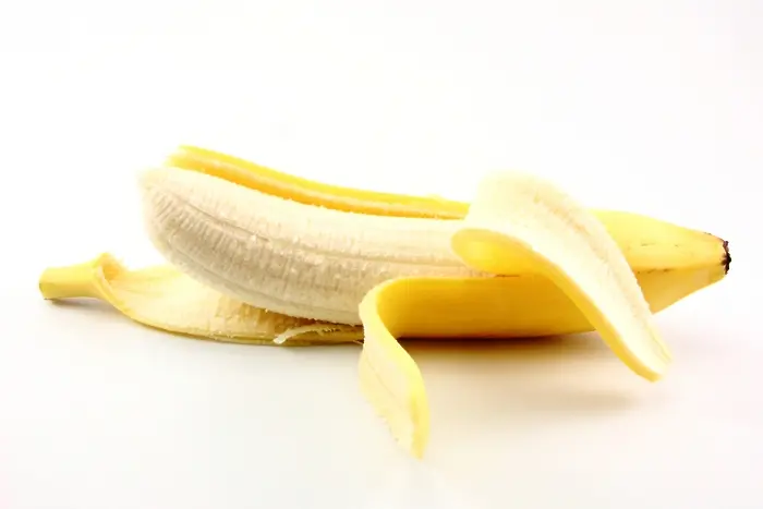 Яжте бананите с кората