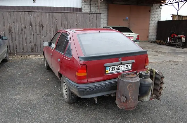 Челен опит: украинец смени бензина с дърва