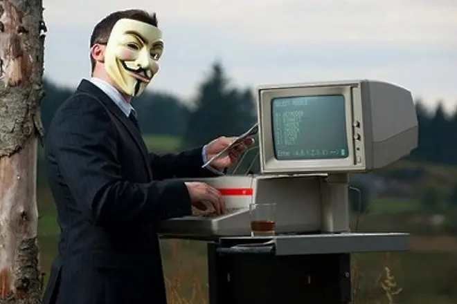 Anonymous към Путин: Ние сме в двореца ти! (ВИДЕО)