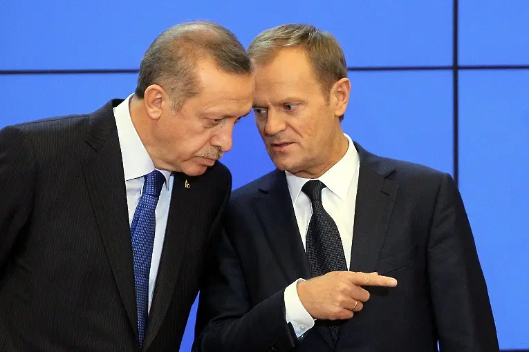 Туск към Ердоган: Можем да преговаряме за пари, не за ценности