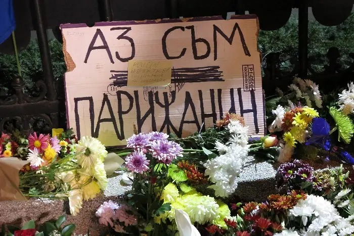 Българи отрупаха с цветя посолството на Франция (СНИМКИ)