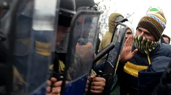 Сблъсъци в Македония. Полицията разпръсква мигранти с газ и шокови гранати, ранени граничари