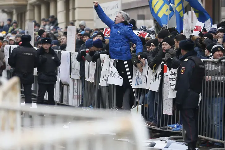 Спонтанно трошат посолството на Анкара в Москва (снимки)