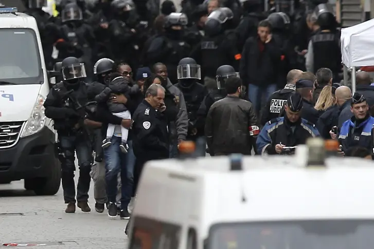Окончателно - двама убити, 7 арестувани след престрелка край Париж