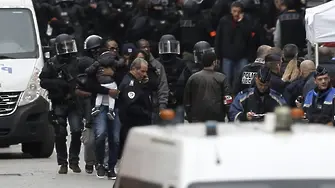 Полицай от Сен Дени:  Парче от гръбнака на терористката падна върху колата ни