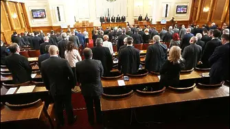 Минута мълчание в парламента в памет на жертвите в Париж (СНИМКИ)