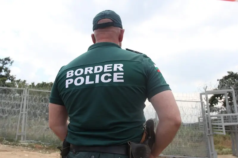 Полицаи задържаха каналджии, които ограбили имигранти
