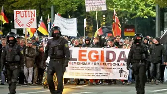 Гняв в Берлин: Путин, помогни ни, долу Меркел