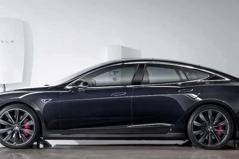 Tesla изтегли от пазара 90 000 електромобила