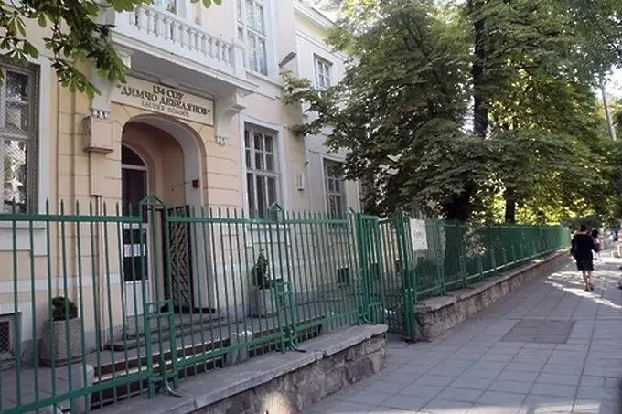 Кофа с латекс евакуира еврейското училище в София