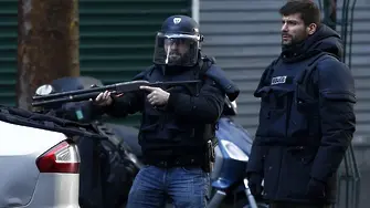 Полицаи в Париж застреляха мъж, крещящ 