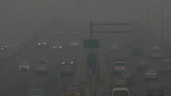 Масово отменят полети до Пекин заради смога