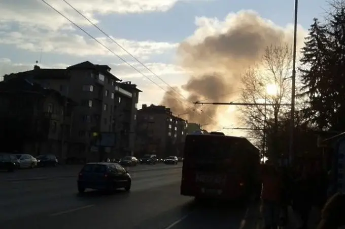 Пожар край Полиграфическия комбинат в София. Има загинал