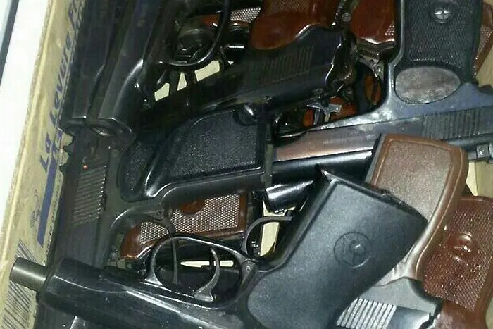 Арестуваха мъж със 17 пистолета, 6 пушки и 2 автомата 