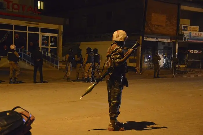 Терористи убиха 27 души в хотел в Буркина Фасо