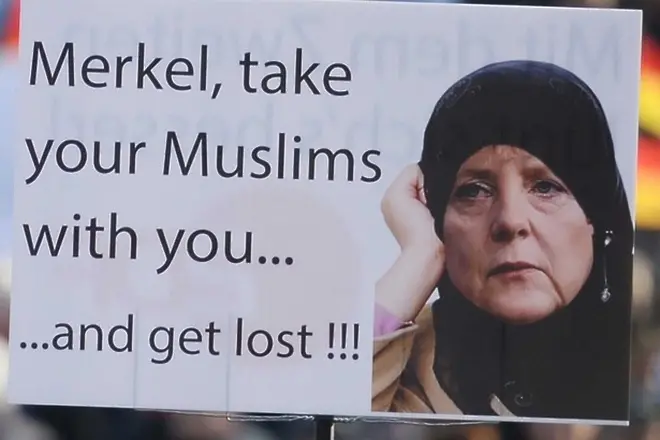 Меркел се уплаши и ще обърне курса към бежанците