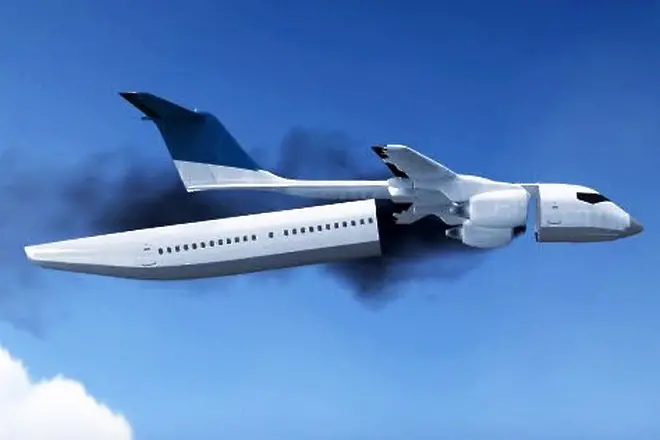 Самолет се цепи и спасява пътници