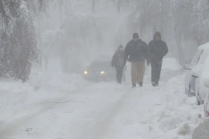 Сняг: 1000 населени места и половин милион абонати без ток