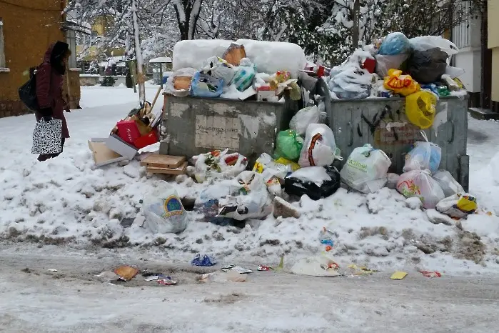 София, зимна приказка: Педя сняг, лакът боклук (СНИМКИ)