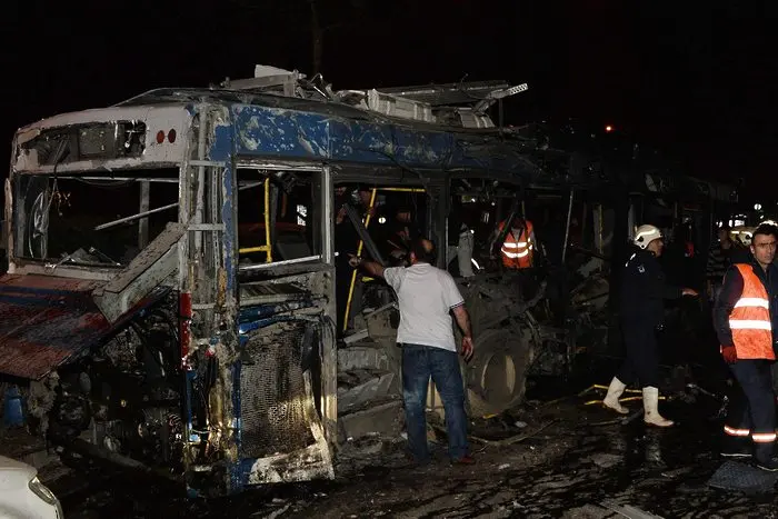 Кървав атентат в Анкара. Най-малко 37 убити и 125 ранени (СНИМКИ)