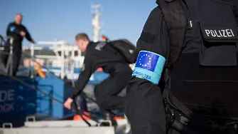 Връщане на мигранти в морето свали шефа на „Фронтекс“