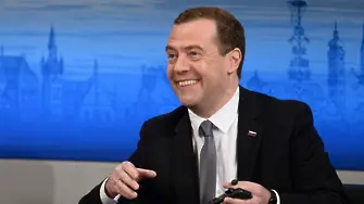 Евакуираха Медведев от форум
