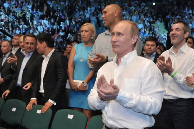 Депутат-боксьор на Путин повежда шествието на 