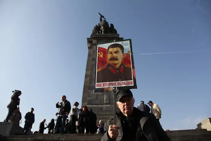 БСП прекръсти Деня на защитника на отечеството в Ден на Съветската армия (СНИМКИ)