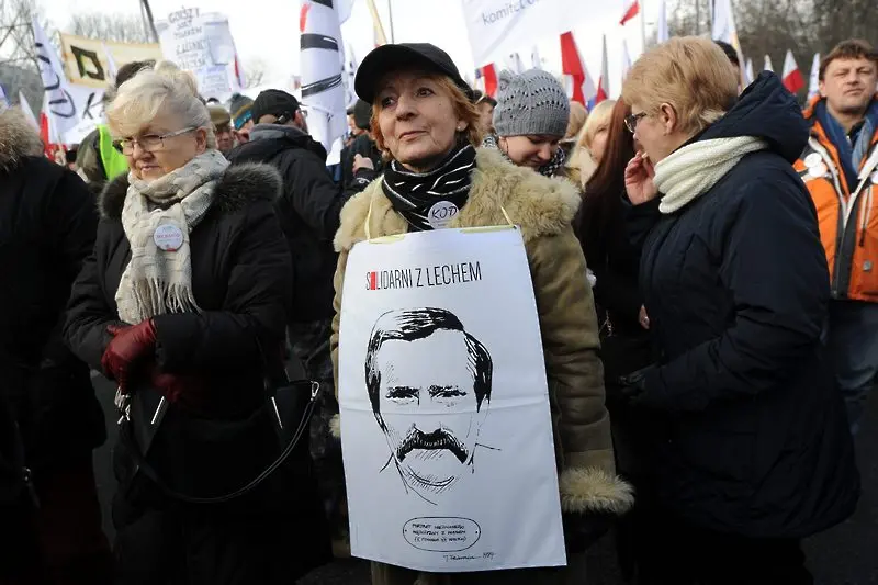 13 хиляди във Варшава подкрепиха Валенса заради агент 