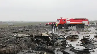 Въздушна яма, ураган или пилотска грешка са свалили Боинга в Русия