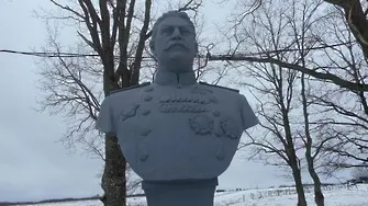 Честит празник - откриха бюст на Сталин край Псков