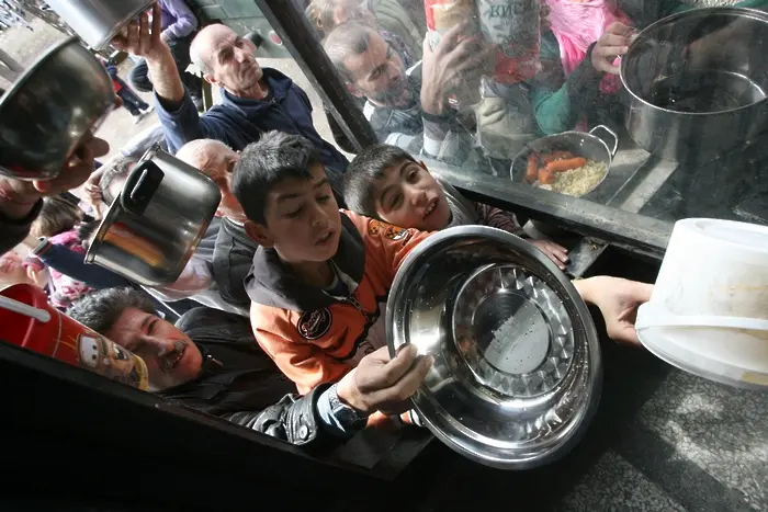 Агенцията за бежанците изхвърля тонове храна