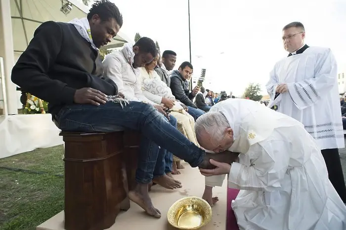 Папата изми краката на бежанци