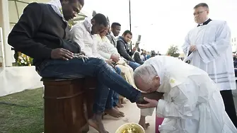 Папата изми краката на бежанци